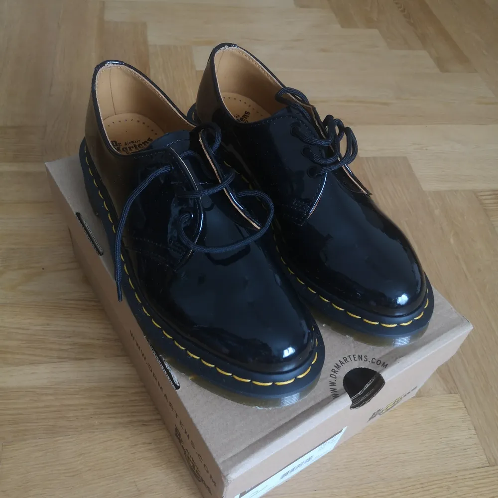 The shoes are completely new. Unfortunately they are big for me, mind please the size is bigger than regular 39, feels like 39.5/40. Shiny leather,black color,very elegant and comfortable! Original price is 1490 kr. Selling for 880 cause never used.         Ref: 1461 3eye shoe patent lamper.. Skor.