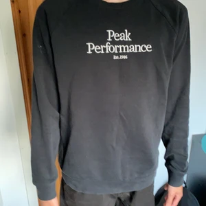 PeakPerformance sweatshirt  - säljer min peak performance sweatshirt för den börjar bli för liten, den är väl använd men inga skador eller så. Storlek 170, jag är 165 och den börjar bli lite liten. Den är köpt på kidsbrandstore för 500 kr. Skriv om ni har frågor eller är intresserade! Kan skicka mer bilder också. Fläcken gick bort i tvätten