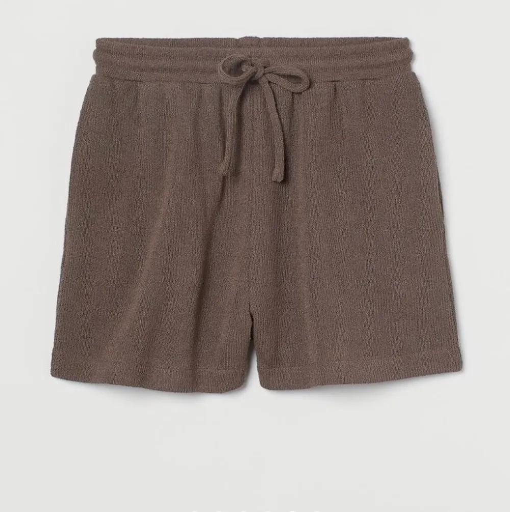 Slutsålt stickat set från h&m i brunt! Använt 1 gång, säljer pga för stor storlek, tröjan är i XS och shortsen i S! Pris 200 eller alternativt bud om intresset är stort. buda i kommentarerna ☺️. Shorts.