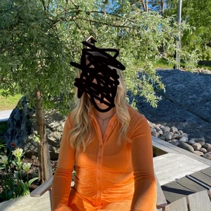 Skjortklänning - Säljer denna trendiga och sjukt snygga klänningen! Strl L men sitter snyggast på nån med s/m