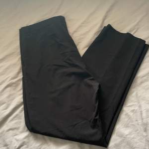 Svarta herr kostymbyxor från Weekday med knappade bakfickor. Storlek 54 och bra skick. Köparen står för frakt och betalas via Swish✨