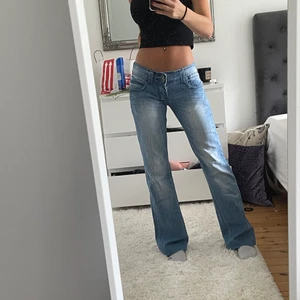 Lågmidjade jeans - Lågmidjade jeansi fint skick. ”Bestyled Berlin” står det på patchen. Fint skick och stretchiga. Jag är 163 och dem går ned till marken på mig. XS. Buda i kommentarerna!