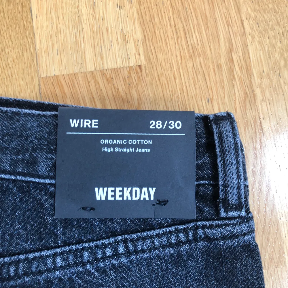 Raka Mid Rise jeans i en svart/grå färg. Helt nya, aldrig använda då de är lite förstora i midjan för mig, prislappen är kvar. . Jeans & Byxor.