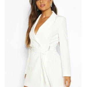 Någon som har denna från boohoo?? - Någon som har den här kavajklänningen från boohoo som du skulle vara intresserad av att sälja?? Priset kan vi diskutera. Jag letar alltså efter exakt den här då jag hade en vit själv som jag älskade men som tyvärr har blivit förstörd. Strl ska vara xs-s och färgen svart eller vit! 🤗