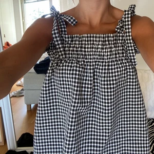 Rutigt linne - Jättefint rutigt linne som inte går att köpa längre, säljer eftersom jag inte använder det 🥰💕passar mig som är en S då banden går att knyta själv 💗köpt på h&m förra året och finns inte att köpa längre 🥰