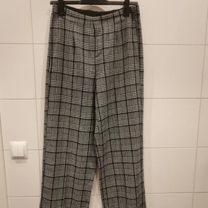 Byxor  - Fina byxor från Gina Tricot i storlek 38. Tyvärr har de inte kommit till användning 🖤✨ Frakt tillkommer 💕