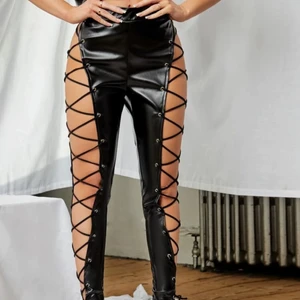 Sexiga snörbyxor - Skit coola och sexiga ”läder” byxor, tyvärr är dem för små, dels i rumpan!!!!!! Har beställt nya men hann inte skicka tillbaka dessa! I vanliga fall har jag M men dessa byxor hade en annorlunda passform… Jag är 163 cm och dem va lite långa på mig. Dem är alltså helt oanvända!! Frakt diskuteras utifrån dina önskemål!