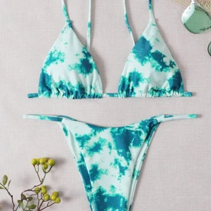 Bikini - Säljer denna bikinin från SHEIN då den är för liten för mig... Men är super snygg och skulle passat perfekt till en som har storlek S😍 köpte den för 110kr 