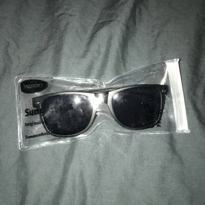 Solglasögon - Ett par helt nya snygga solbrillor!