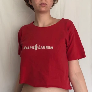 Cool röd croppad t-shirt Ralph lauren - Ascool klarröd t-shirt med Ralph lauren tryck, croppad. Fållen och ärmarna är båda klippta och inte helt jämna. Jättesnygg med typ jeans bara. (Antagligen inte äkta RL) Stl xs-m typ.