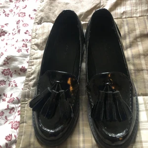Monki Loafers 39 - Fina svarta loafers från Monki. Använda en gång. Bra kvalité. Man kan få sulor med för 10 kr extra. Frakt tillkommer.