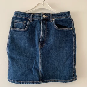 Jeanskjol från zara - Jeanskjol från zara i storlek s, Sann i storleken. Använd 3-4 gånger och är i bra skick. Kan mötas upp i Vellinge & malmö / köparen står för frakten. 