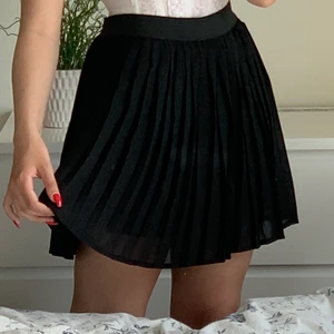 Kjol - Super fin kjol i storlek M, själv har jag vanligtvis storlek S, så produkten är lite mindre i storleken, men mycket stretchig, och fint skick. Skriv om du är intresserad så kollar jag fraktkostnad. Produkten kan också hämtas.