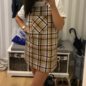 Hängselbyxor från Stradivarius storl 36 - Jättefina hängselbyxor från Stradivarius säljes i storlek 36. Endast använd 1 gång. Jättebra skick. 450:- inklusive frakt. 