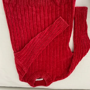 Tröja NA-KD - En stickad tröja i enastående mysigt material från NA-KD. Kommer garanterat att hålla dig varm om vintern! Storlek S. Pris: 200kr. Finns i Halmstad eller Kalmar annars står köparen för frakt. 