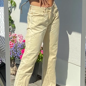 Beiga jeans - Skitsnygga, beiga, mid waist jeans som tyvärr inte kommer till användning längre. De har två fläckar fram och bak men inget man lägger märke till (kan skicka fler bilder vid intresse).☺️