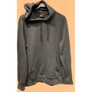 En mjuk tunn hoodie i mörkgrå färg. Har använts bara ett fåtal gånger och har inga fläckar eller hål.