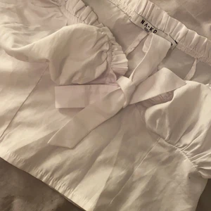 Top från NAKD! - Gullig top från nakd och använd fåtal gånger. Storlek  M men väldigt liten i storleken. Lite skrynklig nu men går att stryka som tur! Topen är i fint skick. 
