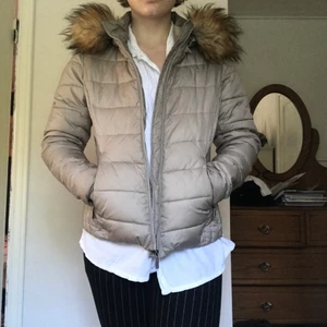 Vinterjacka med päls - Säljer min vinterjacka då den aldrig används längre, hade den inte jättelänge och den är då näst intill nyskick, pälsen är fejk och går att ta av, samma med luvan går att ta av