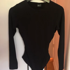 Svart body med öppen rygg - Svart body med öppen rygg. Använd 1 gång. Nyskick. Säljer likadan i ljuslila