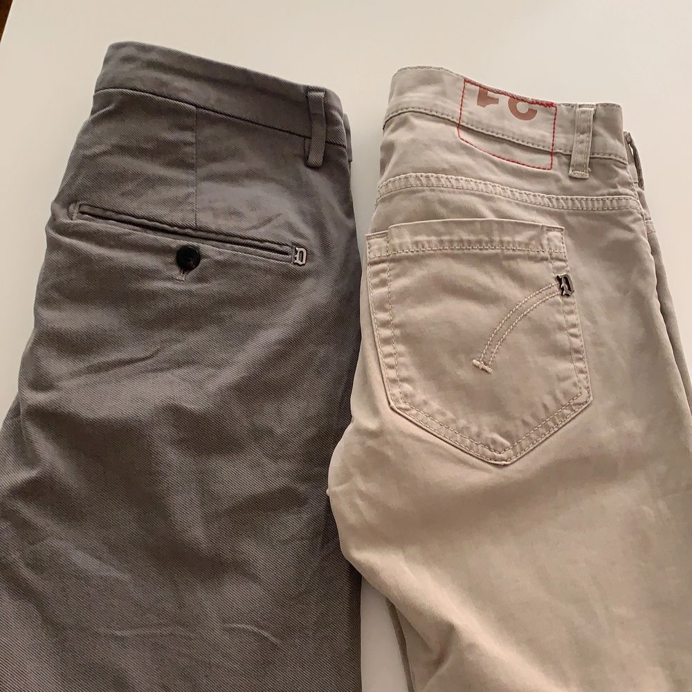 Två par chinos från Dondup. Ben längd 82 cm. Byxorna är välvårdade och i ett mycket bra skick. 1 för 800 och 2 för 1400 + frakt. Jeans & Byxor.