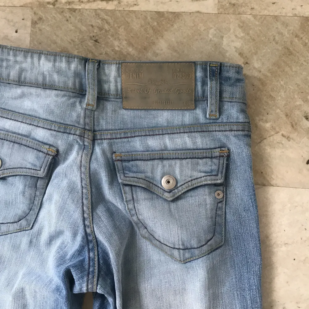 Coola ljus blåa Jeans med snygga detaljer. Jeansen är low waist och raka ned till. Vet inte den exakta storleken men midjemåttet är 79 cm.. Jeans & Byxor.
