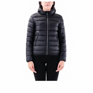 Colmar jacka  - Svart colmar jacka med grön/brunt foder inuti. Köpt på NK för 2 år sedan för 3900kr. I bra skick och använd 1 säsong.