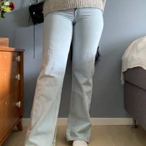 Limited edition weekday jeans. Snygga och stilrena jeans i en ljus wash med waist 27!  #jeans #weekday