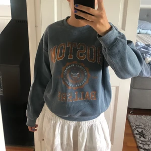 Boston ballers collagetröja  - Säljer denna collagetröja från Urban outfitters i storlek  S. Superfin blågrå färg 💙 