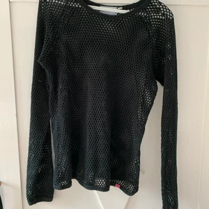 Nättröja i svart - Denna coola nättröjan säljer jag eftersom att den inte kommit till användning. Är skön att ha på sig. 