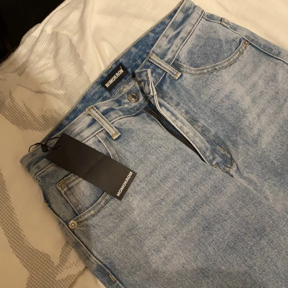 Ljusblåa wide leg jeans som aldrig är använda och har lappen på! Köpta för 550kr. Jeans & Byxor.