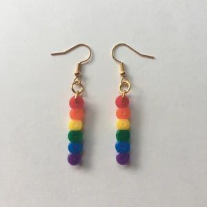 Prideörhängen 🏳️‍🌈 - Egengjorda nickelfria örhängen inspirerade av prideflaggan 🏳️‍🌈🏳️‍🌈 Fler prideflaggor finns på min sida! 