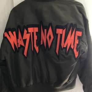 Bomberjacka  - Jag säljer en väldigt gammal men nästan oanvänd bomberjacka med trycket ”waste no time” på ryggen. !!! 50% av pengarna som jag säljer för går till Hemlösa Katter Kalmar !!!! 