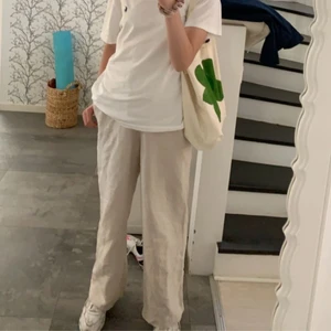 Linnebyxor  - Ett par linnebyxor (beiga nyansen) från hm som är köpta här på Plick🤍. 175kr + 59kr frakt. Vid många intresserade blir det budgivning.🤍