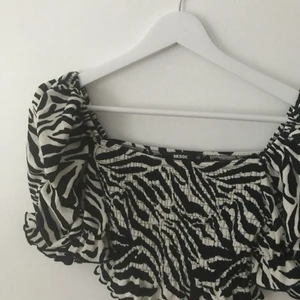 Topp från bikbok! - ALLDRIG ANVÄND! (Köpte i fel storlek)super söt topp från Bikbok storlek xs!