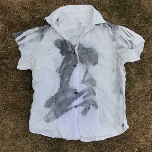 Spray effect skjorta - Upcycled skjorta med avklippta armar och med sprayat motiv. Tyget är smårandig manchester🍀🧚‍♀️ jag har S