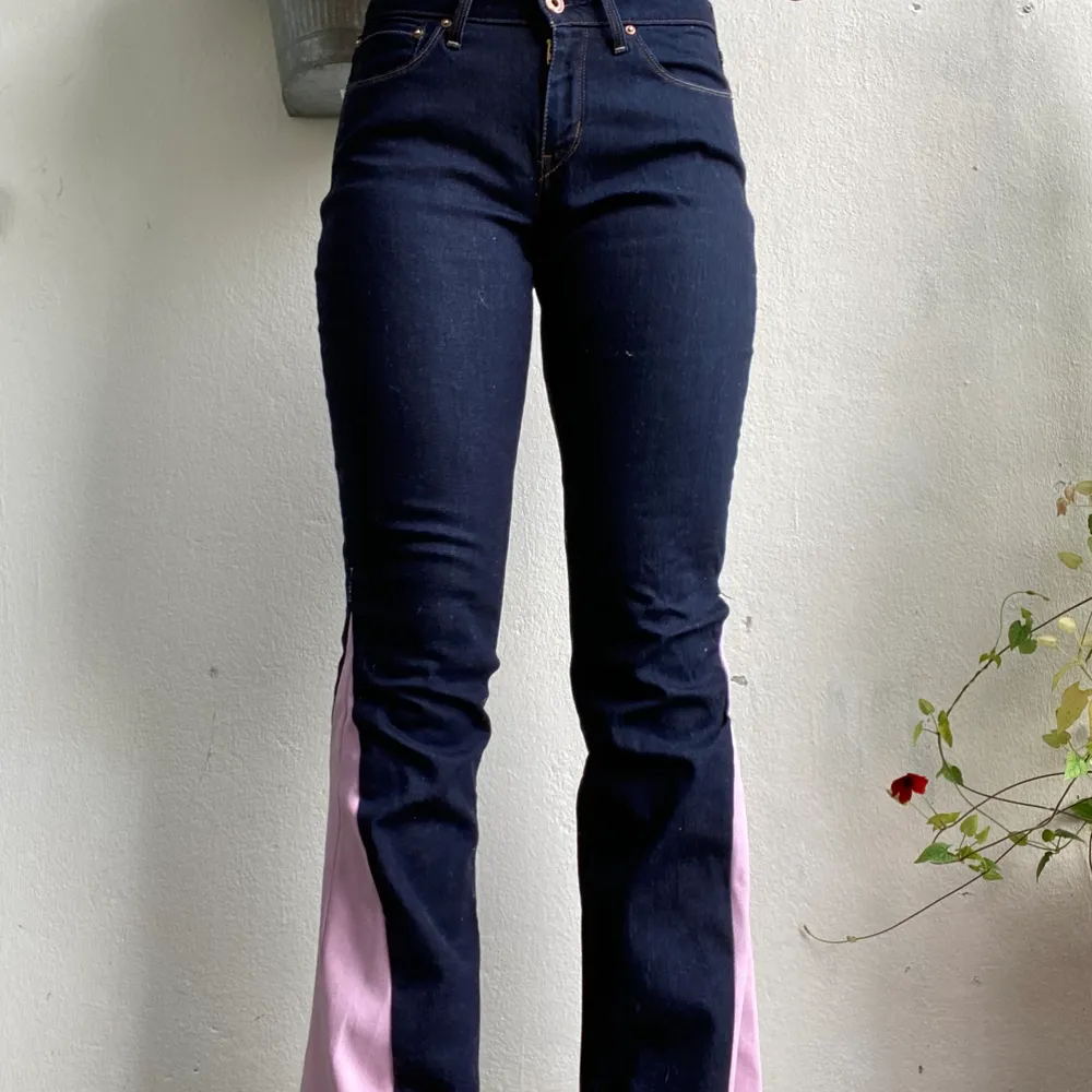 Lågmidjade jeans med rosa detalj. Jeans & Byxor.