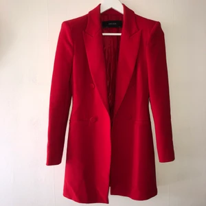 Kappa - En vacker röd kappa från Zara, har använts ett par gånger och vill sälja pga att jag nyligen fått barn och inget passar mig längre. 