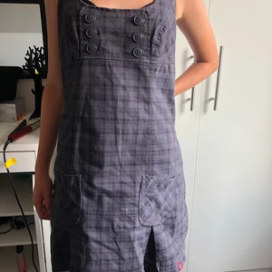 Grå klänning - Knappt använd, väldigt bra skick. Säljer då den inte används. Det är min lillasyster som har på sig den på bilden💕 Köparen står för frakt men kan samfrakta om man vill ha mer.