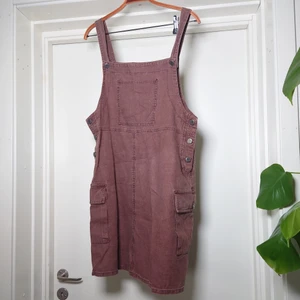 Jeansklänning - Tunn "jeans"klänning, skön i värmen. Lite sliten men hel och fin! Äldre modell från indiska🌴