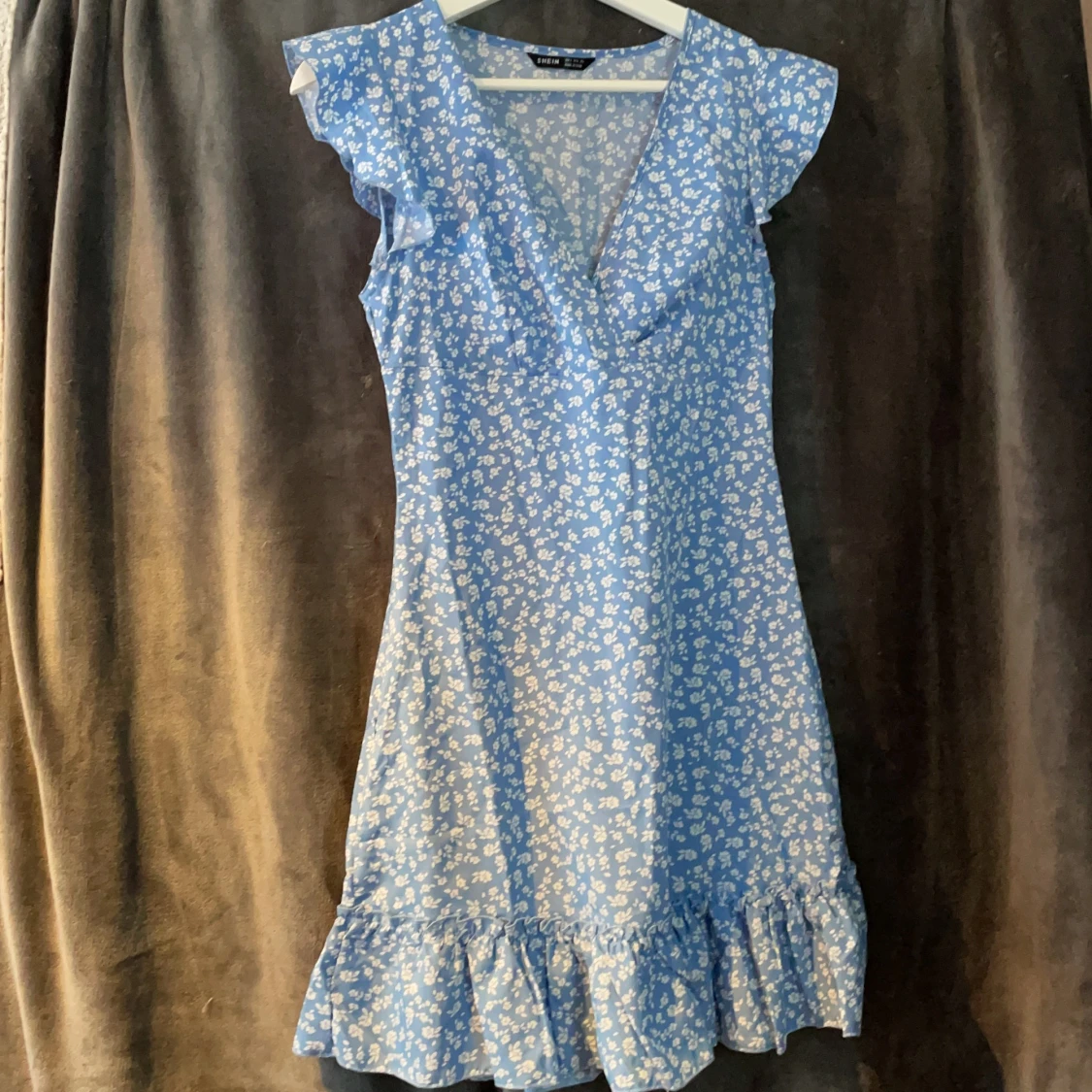 blå klänning med v ring