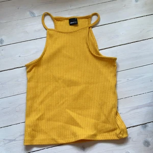 Ribbat linne - Gult ribbat linne i S, knappt använt