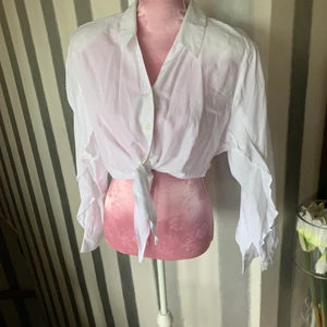 Blus - Snygg skjort blus med snygga detaljer på ärmen. Knyt fram med knappar figur sydd 