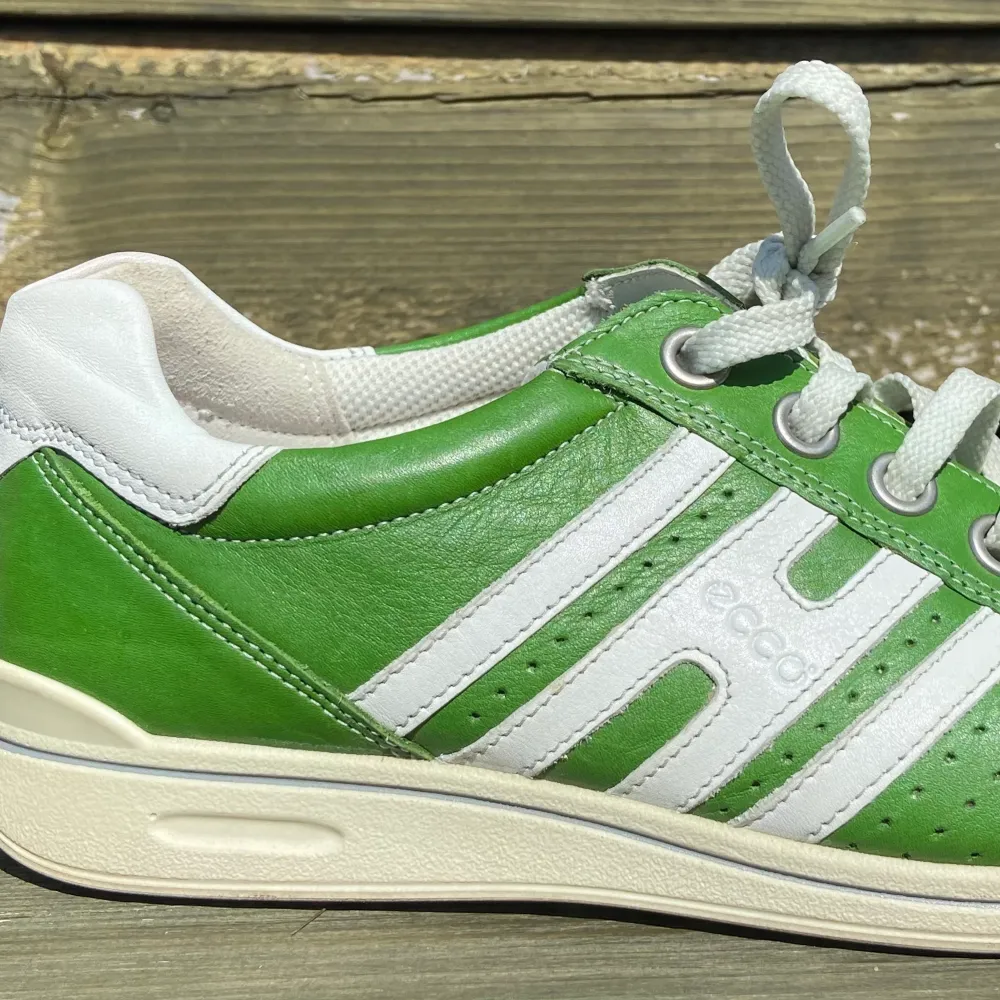 Coola gröna Ecco skor i äkta läder. Bara andvända några gånger men i bra skick!!. Skor.