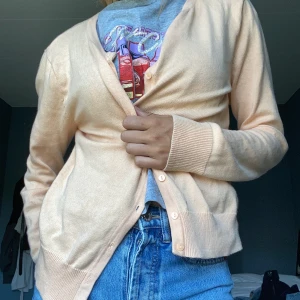 Kofta - En aprikosfärgad kofta 💕(köparen står för frakten)