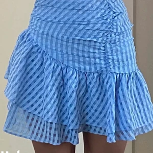 Hm kjol - Säljer nu denna völdigt trendiga kjol som är slutsåld överallt!! Den är i storlek 32 men har ingen lapp eftersom den inte hade lapp när jag köpte den på plick men passar även 34💕💕perfekt nu till sommaren , buda i kommentarerna elelr köpt direkt för 550kr