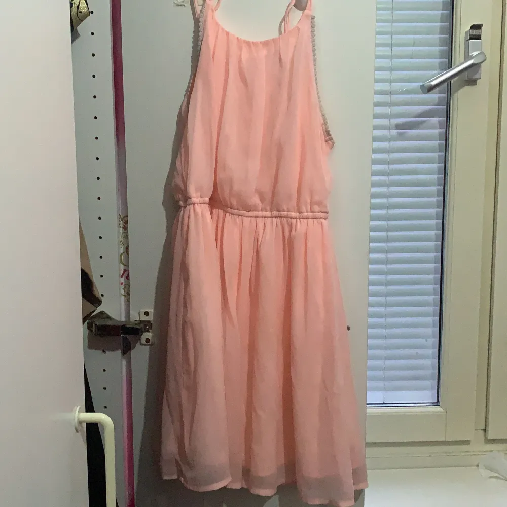 Rosa klänning för barn köpt från Lindex. Köpte för några månader sen men passar inte, Inte använt den så mycket passar även ganska bra och är i bra skick. Storlek 134(pris:100men kan diskuteras)!. Klänningar.