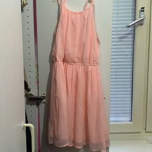 Rosa klänning för barn köpt från Lindex. Köpte för några månader sen men passar inte, Inte använt den så mycket passar även ganska bra och är i bra skick. Storlek 134(pris:100men kan diskuteras)!