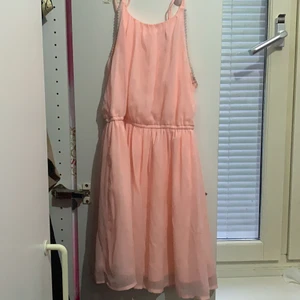 En fin rosa klänning  - Rosa klänning för barn köpt från Lindex. Köpte för några månader sen men passar inte, Inte använt den så mycket passar även ganska bra och är i bra skick. Storlek 134(pris:100men kan diskuteras)!