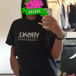 T-shirt från versace som inte andvänds längre! Sjukt fin och knappt andvänd, köpt second hand och vet tyvärr inte storleken men jag har valigtvis xs/s och den är oversized på mig